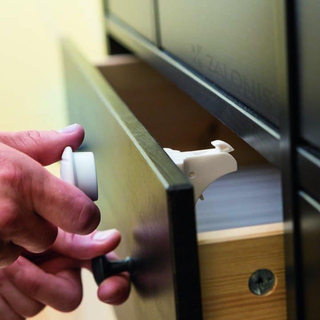 MAGNET OPENER WITH HOLDER / WHITE