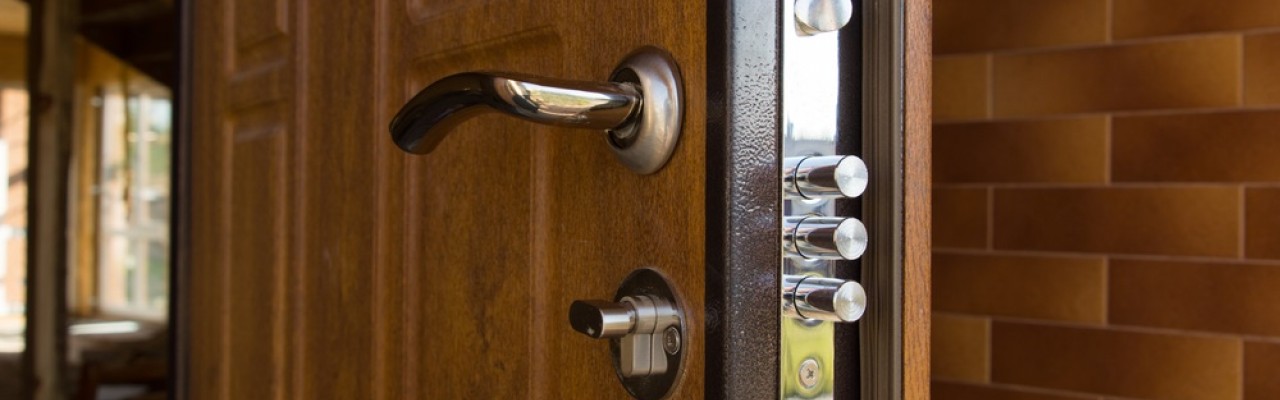 What criteria should you consider when choosing knobs and handles for your front door? What criteria should you consider when choosing knobs and handles for your front door?